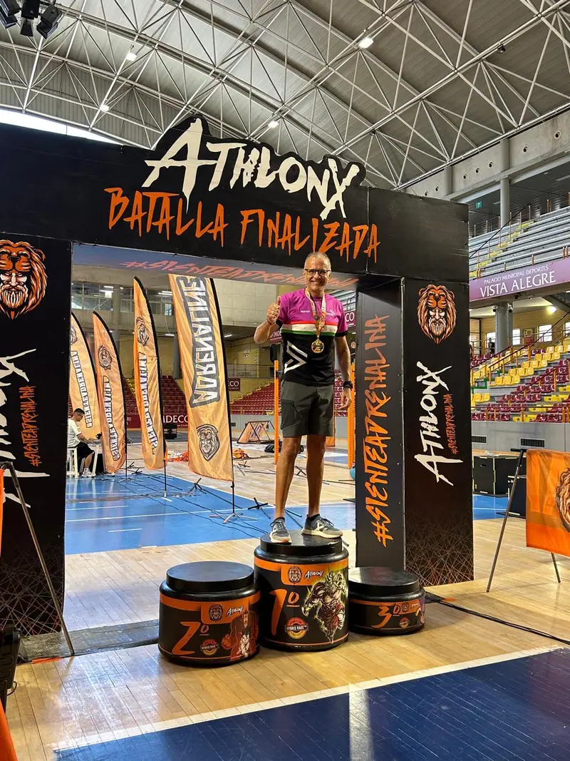 Uve con su medalla en el primer escalón del podio de AthlonX Córdoba