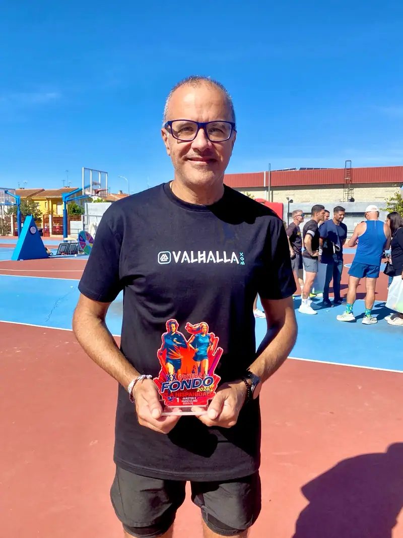 Uve con su trofeo y la camiseta de Valhalla Box en Santa Fe