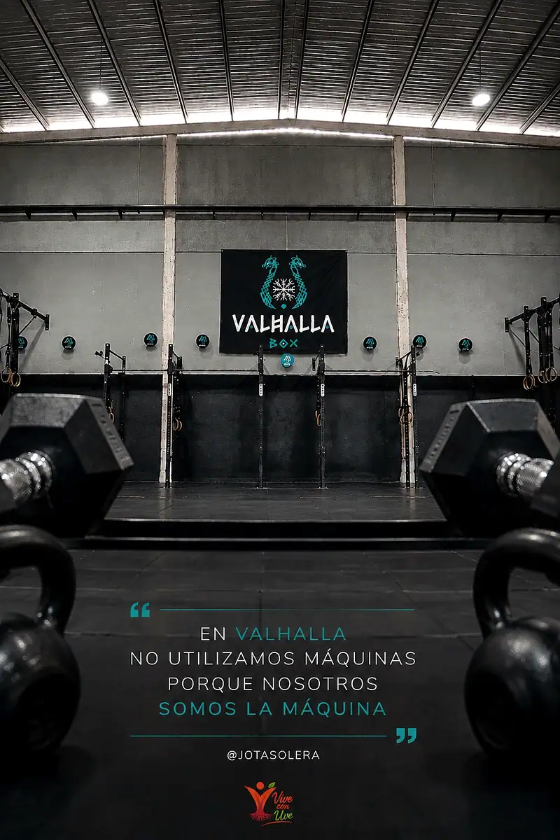Interior de Valhalla Box con el logotipo del box y una frase sobre el entrenamiento firmada por @JOTASOLERA