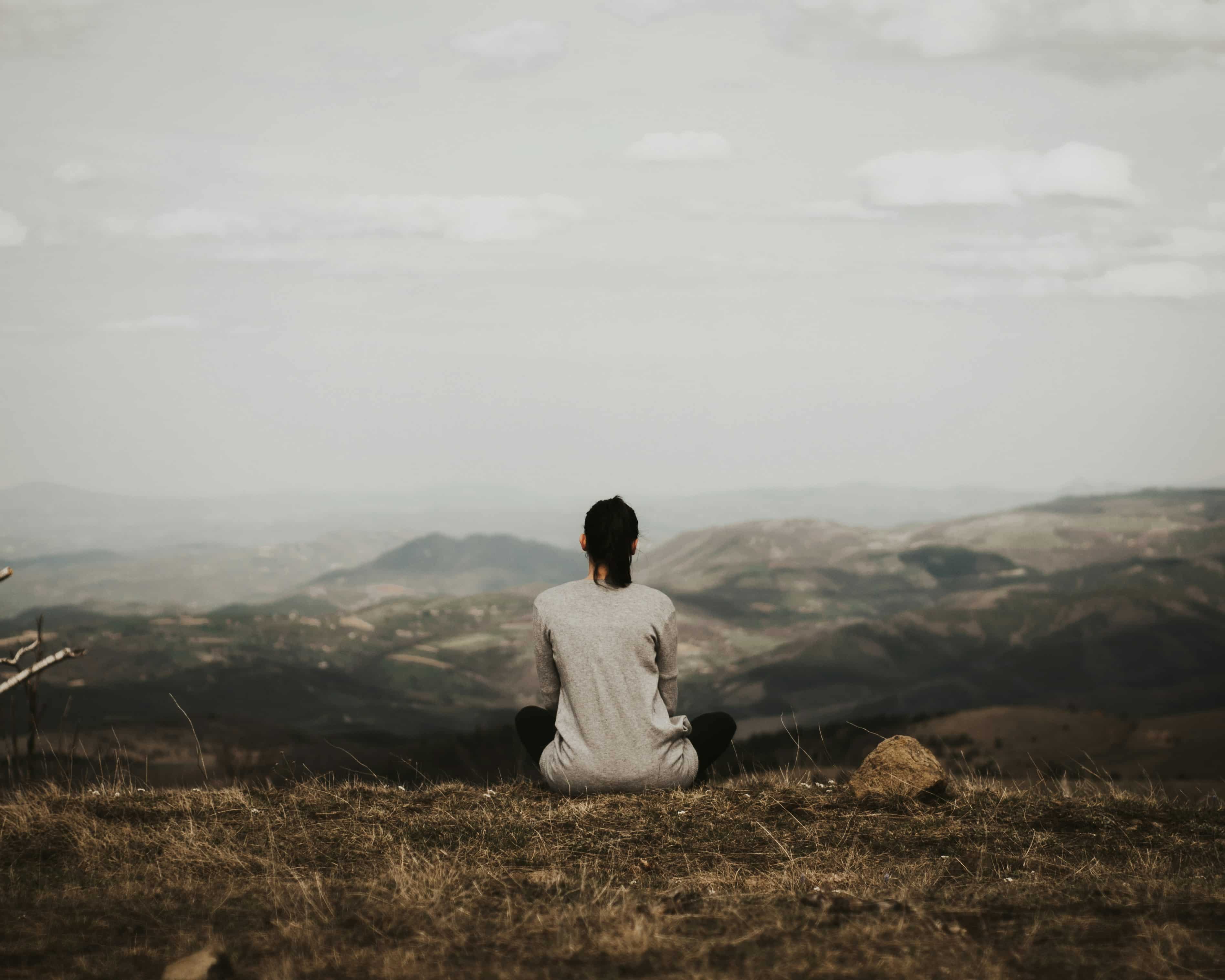 Rincón tranquilo con luz cálida, cuarzos, libreta y una taza, donde trabajo mi lado hierbas, el mindfulness y la calma mental.