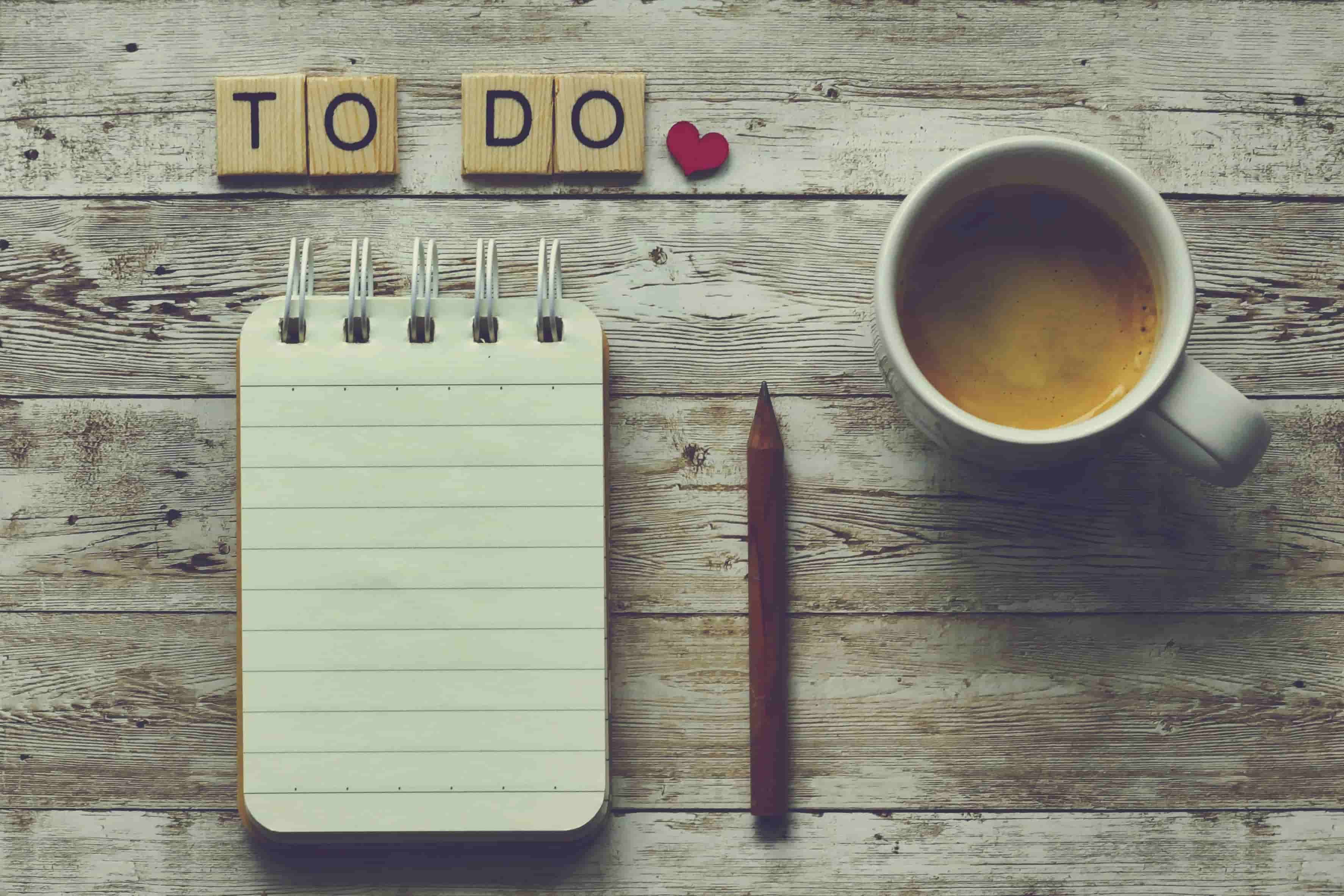 Semana realista combinando fuerza, pasos, NEAT y descanso para ganar energía sin complicarse la vida.