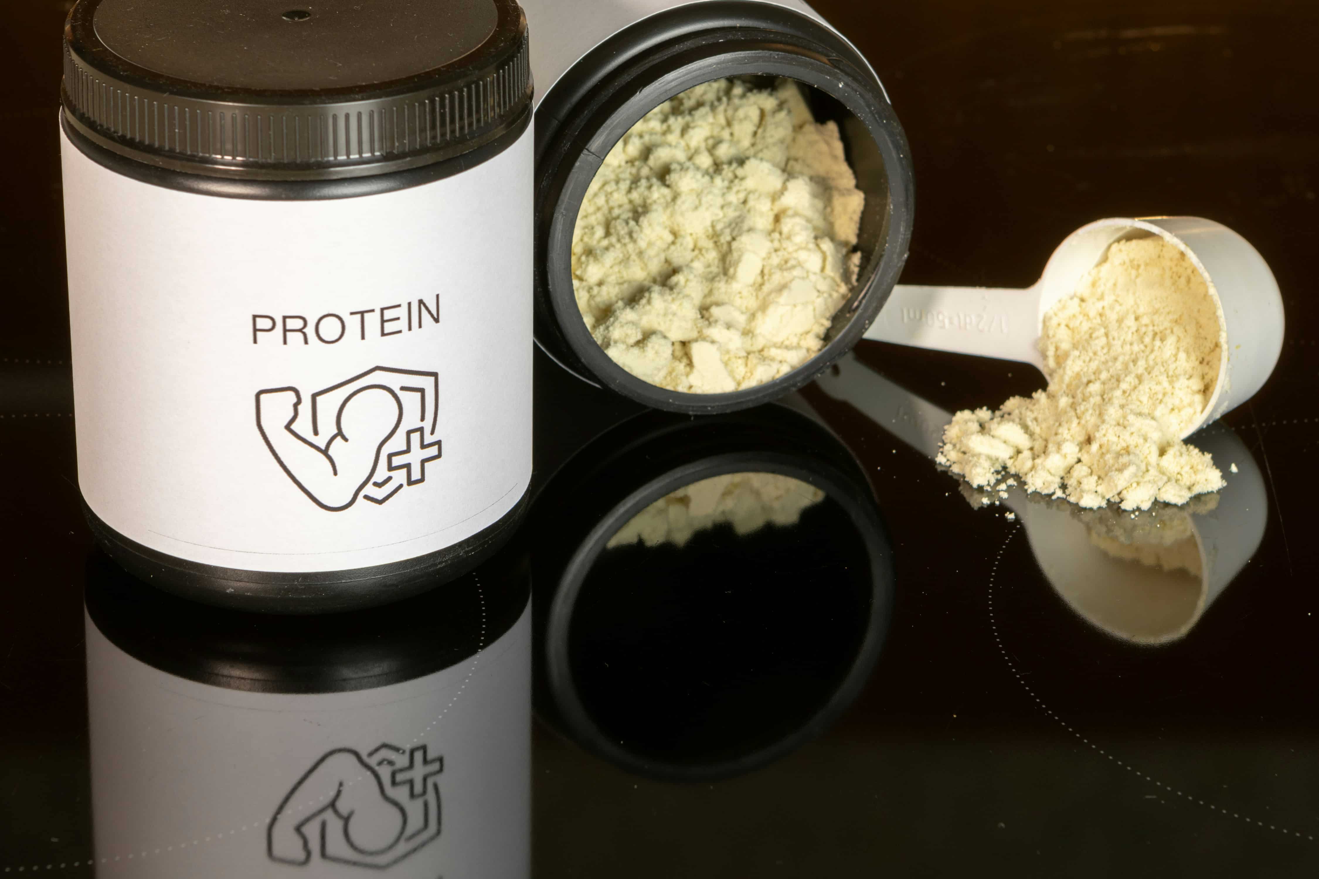 Proteína sin volverse loco: cuánta necesitas para perder grasa sin perder músculo.